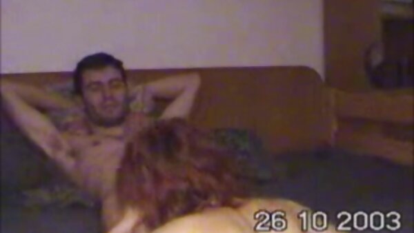 تقوم وقحة كاميرا الويب ذات الشعر مقطع فيديو سكس مصري الداكن بأداء مشبع بالبخار منفردًا على الكاميرا